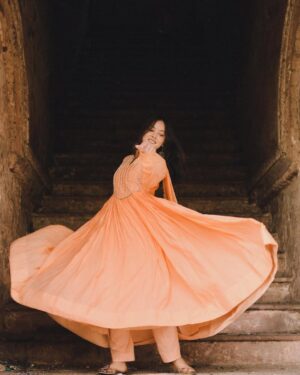 geetika bisht Instagram - This song plays, the Anarkali sways… and my heart melts.”🤌🏻🫶🏻🫶🏻🫶🏻🫶🏻🫶🏻🫶🏻🫶🏻🫶🏻
Captured by @mohd.yasir.123
.
.
#fyp #aesthetic #beauty #traditional #oldbhopal #suit #anarkali #explore #vintagephotos #instadaily