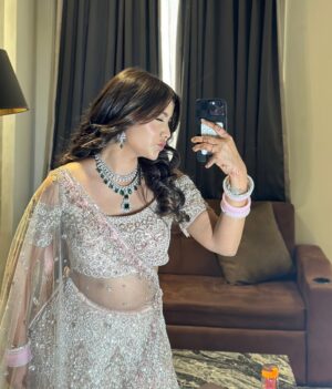 geetika bisht Instagram - ग़ज़लें हों या गीत हों 🎼
Mua @riyaamakeup_artist
Wearing @pinkysstylestudio
Hair @yogita_hairartistry