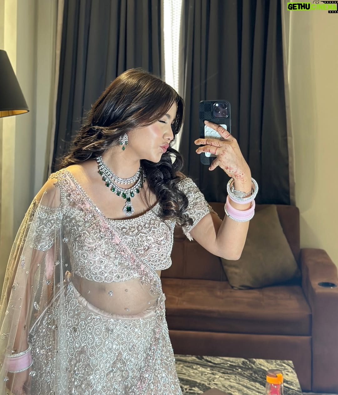 geetika bisht - 11.5K Likes - ग़ज़लें हों या गीत हों 🎼 
Mua @riyaamakeup_artist 
Wearing @pinkysstylestudio
Hair @yogita_hairartistry