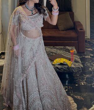 geetika bisht Instagram - ग़ज़लें हों या गीत हों 🎼
Mua @riyaamakeup_artist
Wearing @pinkysstylestudio
Hair @yogita_hairartistry