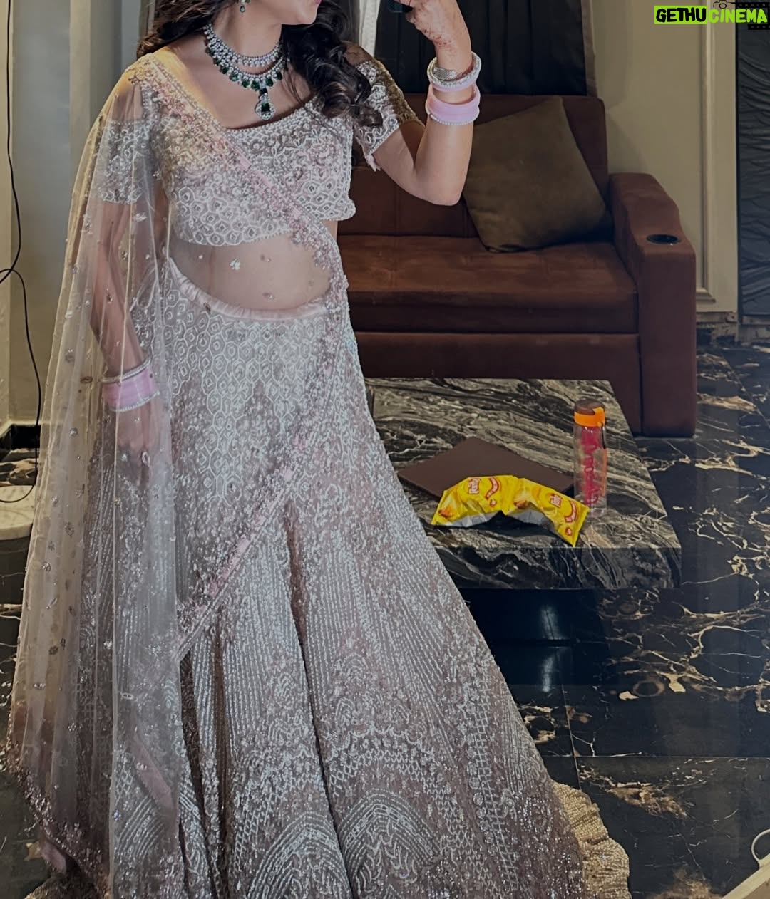 geetika bisht - 11.5K Likes - ग़ज़लें हों या गीत हों 🎼 
Mua @riyaamakeup_artist 
Wearing @pinkysstylestudio
Hair @yogita_hairartistry