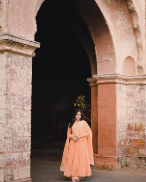 geetika bisht Instagram - This song plays, the Anarkali sways… and my heart melts.”🤌🏻🫶🏻🫶🏻🫶🏻🫶🏻🫶🏻🫶🏻🫶🏻🫶🏻
Captured by @mohd.yasir.123
.
.
#fyp #aesthetic #beauty #traditional #oldbhopal #suit #anarkali #explore #vintagephotos #instadaily