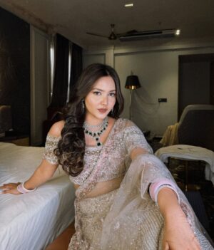 geetika bisht Instagram - ग़ज़लें हों या गीत हों 🎼
Mua @riyaamakeup_artist
Wearing @pinkysstylestudio
Hair @yogita_hairartistry