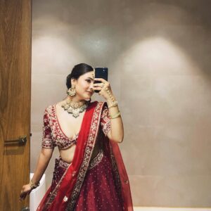 geetika bisht Instagram - तेरे नाल जीना सजना मरना जाऊ कल्ली वे.♥️🫶🏻
.
.
.
#fyp #explorepage✨ #bridalshoot❤️