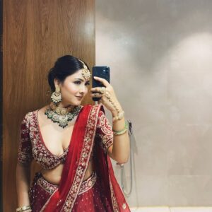 geetika bisht Instagram - तेरे नाल जीना सजना मरना जाऊ कल्ली वे.♥️🫶🏻
.
.
.
#fyp #explorepage✨ #bridalshoot❤️
