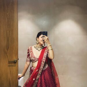 geetika bisht Instagram - तेरे नाल जीना सजना मरना जाऊ कल्ली वे.♥️🫶🏻
.
.
.
#fyp #explorepage✨ #bridalshoot❤️