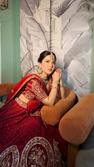 geetika bisht Instagram - Me as soon as this song plays.❤️🤌🏻
.
.
.
#juttimeri #bridal #makeup #beauty #reelsinstagram #reels #fypシ #trending #reels #explorepage✨ #instadaily