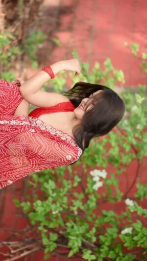 geetika bisht Instagram - Oh, How i love being a woman.♥️
.
.
.
#shotby @mohd.yasir.123
#fyp #saree #tradional #explorepage✨