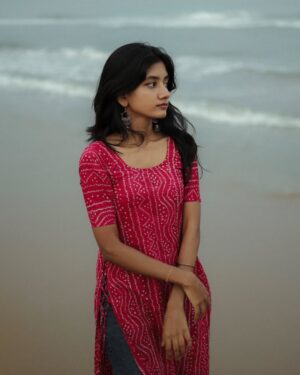 laavanya prol Instagram - 🌊💗
Captured by @vasy_vendra✨
.
.
.
.
#tamillyrics #yuvan #beach #beachvibes #aesthetic #photooftheday #potraitphotographer #potraitphotography #beach #chennai #streetphotography #street #casual #tamilbgm #instagood #picoftheday