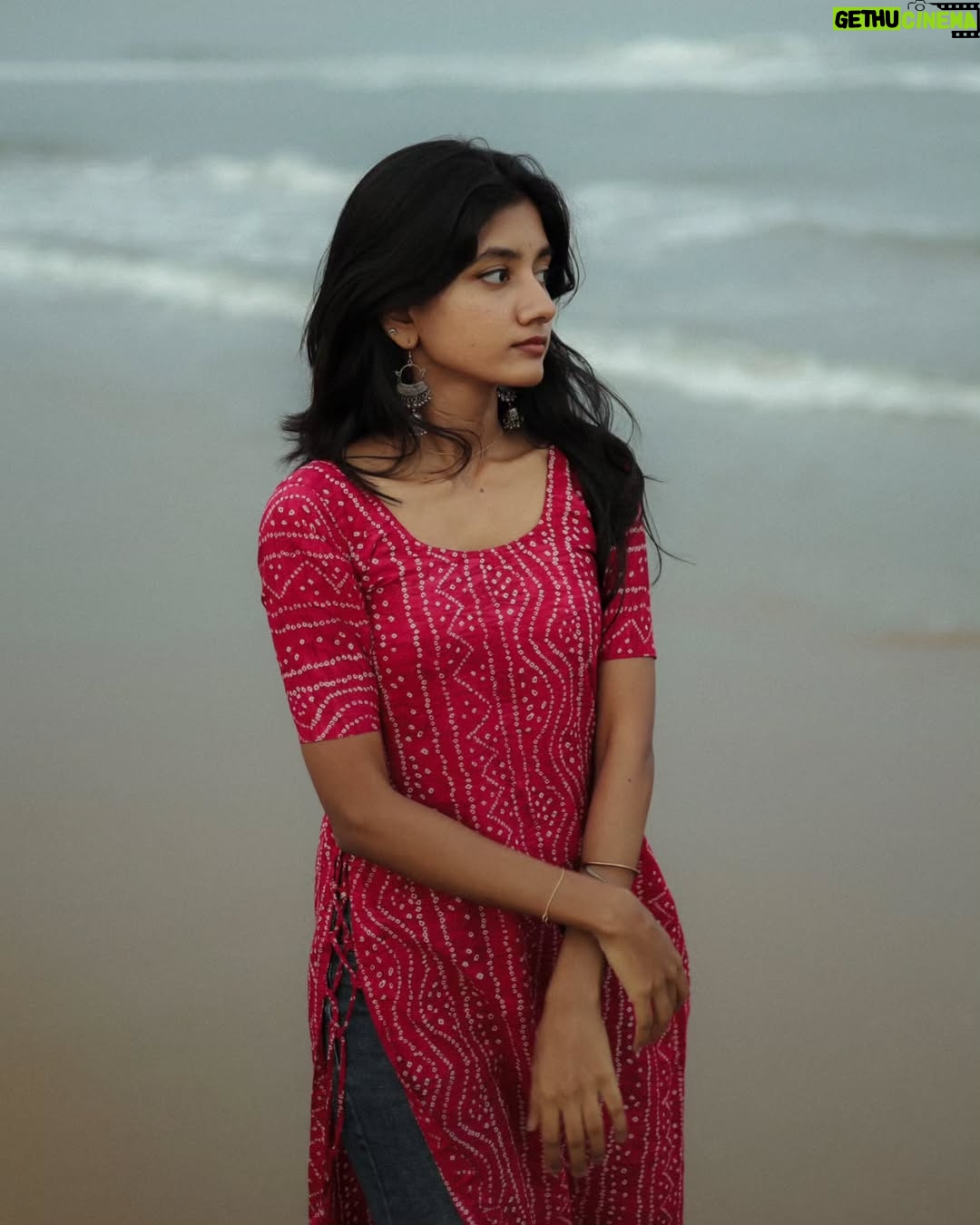 laavanya prol - 79.6K Likes - 🌊💗
Captured by @vasy_vendra✨
.
.
.
.
#tamillyrics #yuvan #beach #beachvibes #aesthetic #photooftheday #potraitphotographer #potraitphotography #beach #chennai #streetphotography #street #casual #tamilbgm #instagood #picoftheday