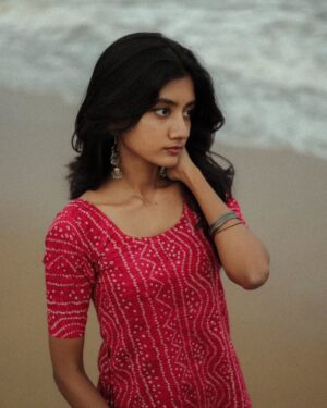 laavanya prol Instagram - 🌊💗
Captured by @vasy_vendra✨
.
.
.
.
#tamillyrics #yuvan #beach #beachvibes #aesthetic #photooftheday #potraitphotographer #potraitphotography #beach #chennai #streetphotography #street #casual #tamilbgm #instagood #picoftheday