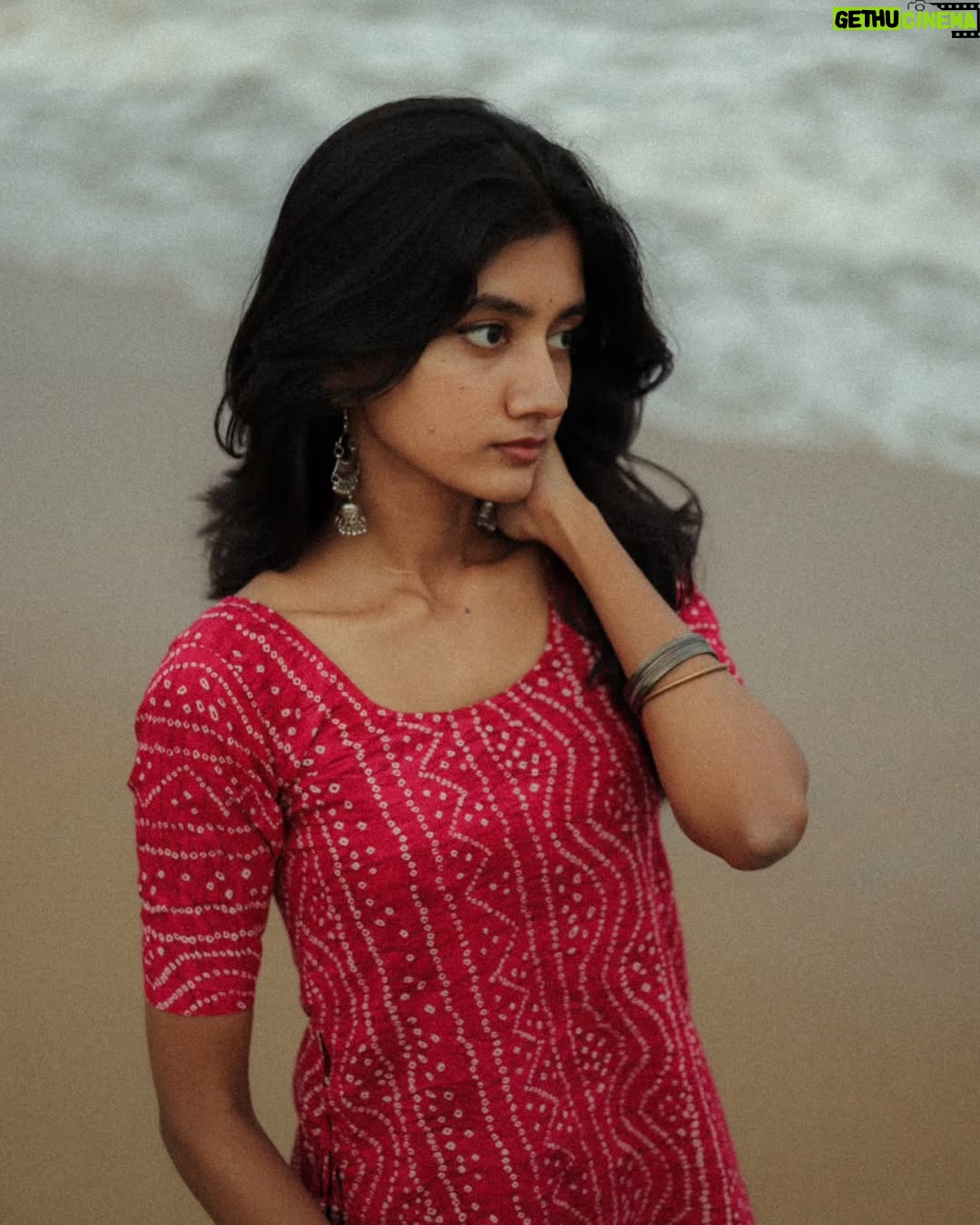 laavanya prol - 79.6K Likes - 🌊💗
Captured by @vasy_vendra✨
.
.
.
.
#tamillyrics #yuvan #beach #beachvibes #aesthetic #photooftheday #potraitphotographer #potraitphotography #beach #chennai #streetphotography #street #casual #tamilbgm #instagood #picoftheday