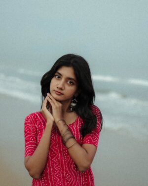laavanya prol Instagram - 🌊💗
Captured by @vasy_vendra✨
.
.
.
.
#tamillyrics #yuvan #beach #beachvibes #aesthetic #photooftheday #potraitphotographer #potraitphotography #beach #chennai #streetphotography #street #casual #tamilbgm #instagood #picoftheday