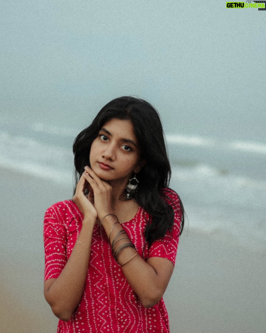 laavanya prol - 79.6K Likes - 🌊💗
Captured by @vasy_vendra✨
.
.
.
.
#tamillyrics #yuvan #beach #beachvibes #aesthetic #photooftheday #potraitphotographer #potraitphotography #beach #chennai #streetphotography #street #casual #tamilbgm #instagood #picoftheday
