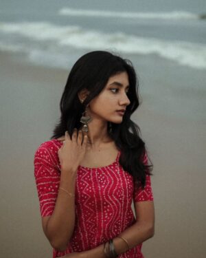 laavanya prol Instagram - 🌊💗
Captured by @vasy_vendra✨
.
.
.
.
#tamillyrics #yuvan #beach #beachvibes #aesthetic #photooftheday #potraitphotographer #potraitphotography #beach #chennai #streetphotography #street #casual #tamilbgm #instagood #picoftheday