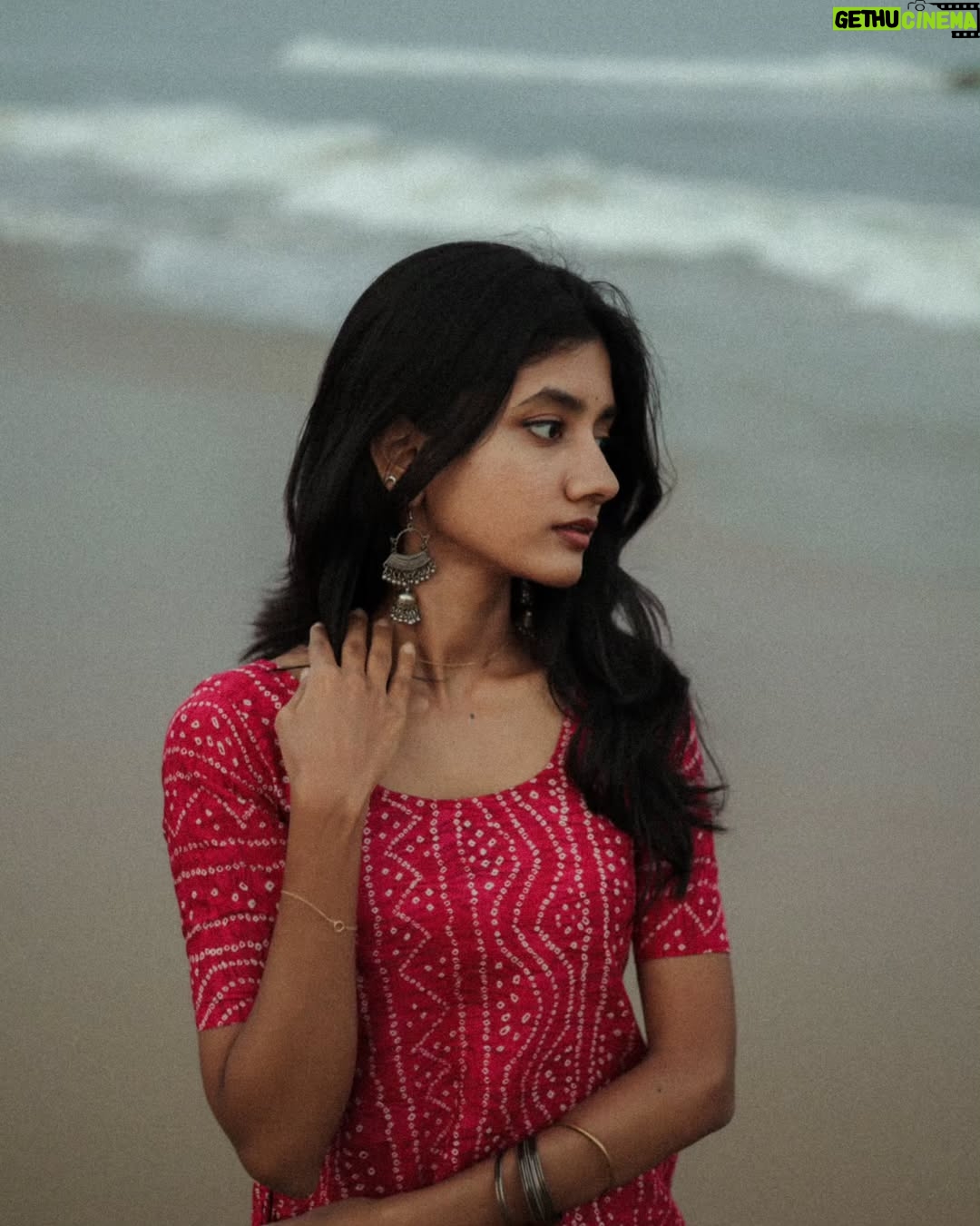 laavanya prol - 79.6K Likes - 🌊💗
Captured by @vasy_vendra✨
.
.
.
.
#tamillyrics #yuvan #beach #beachvibes #aesthetic #photooftheday #potraitphotographer #potraitphotography #beach #chennai #streetphotography #street #casual #tamilbgm #instagood #picoftheday