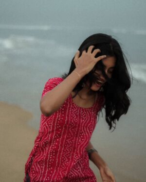 laavanya prol Instagram - 🌊💗
Captured by @vasy_vendra✨
.
.
.
.
#tamillyrics #yuvan #beach #beachvibes #aesthetic #photooftheday #potraitphotographer #potraitphotography #beach #chennai #streetphotography #street #casual #tamilbgm #instagood #picoftheday