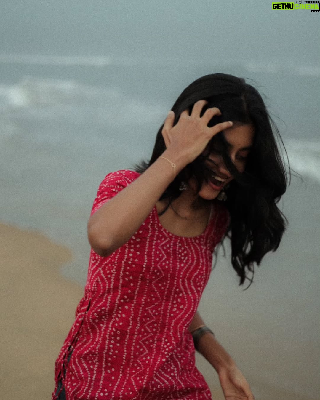 laavanya prol - 79.6K Likes - 🌊💗
Captured by @vasy_vendra✨
.
.
.
.
#tamillyrics #yuvan #beach #beachvibes #aesthetic #photooftheday #potraitphotographer #potraitphotography #beach #chennai #streetphotography #street #casual #tamilbgm #instagood #picoftheday