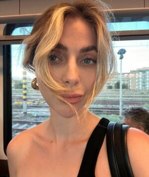 İlay Erkök Instagram - Festina Lente 🩵