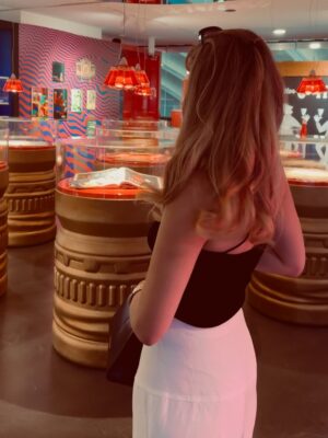 İlay Erkök Instagram - “Il Campari non è solo una bevanda. È il battito cardiaco rosso di Milano - parte di chi siamo.” ♥️ #ad @campariofficial 
•
#Campari #RedIcon #DrinkResponsibly 
•
Oggi è stata una grande visita di famiglia 😍🥹👸🏼
•
Siamo pronti per nuove avventure insieme? 💃