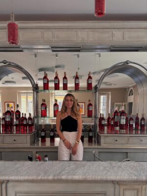 İlay Erkök Instagram - “Il Campari non è solo una bevanda. È il battito cardiaco rosso di Milano - parte di chi siamo.” ♥️ #ad @campariofficial 
•
#Campari #RedIcon #DrinkResponsibly 
•
Oggi è stata una grande visita di famiglia 😍🥹👸🏼
•
Siamo pronti per nuove avventure insieme? 💃