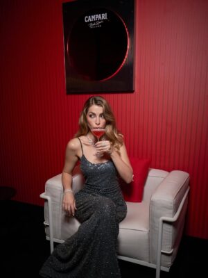 İlay Erkök Instagram - Milano’da başlayan bu tatlı yolculuk, Osman’la tanışmamla birlikte güzelliklerle dolu bir serüvene dönüştü ve sonunda beni Campari ailesinin bir parçası yaptı. @osmanseneldir 

İtalya’da yaşamak ve böyle ikonik bir markanın parçası olmak, hayallerimin çok ötesinde bir mutluluk.

Bana her zaman destek olan, her detayla tek tek ilgilenen canım Ceren, sana kalbimin en derininden teşekkür ederim. @giseleirl 

Getty Images sayesinde tanıdığım Berkay ve Ferda, bu yolculukta müthiş yol arkadaşlarım oldunuz ve bana ömür boyu saklayacağım fotoğraflar ve videolar bıraktınız. @berkaykarakaya @ferdademir_ @gettyimages 

Her zaman yanımda olan ve bana güç veren tüm sevdiklerime de sonsuz teşekkürler. 

Ve belki de en güzeli, her gün aldığım İtalyanca derslerinin karşılığını görmek oldu. Venedik’te İngilizce yerine daha çok İtalyanca konuşabilmek gerçekten paha biçilemezdi.

Hayallerinizin peşinden gidin. ✨ Ben daha yolun başındayım.

——

What started as a sweet journey in Milan soon led me to meet Osman, and with him, a series of beautiful moments that eventually brought me into the heart of the Campari family.

Living in Italy and becoming part of such an iconic brand is something far beyond what I ever dreamed of.

To my one and only, Ceren, who never left my side and cared for every little detail along the way, thank you from the bottom of my heart.

And to Berkay and Ferda, whom I met thanks to Getty Images, you have been incredible companions on this journey and have given me photos and videos that I will cherish forever.

To all my loved ones who are always by my side and give me strength, I am endlessly grateful.

And perhaps the sweetest part of it all: realizing how much my daily Italian lessons have paid off. Being able to speak more Italian than English in Venice was truly priceless.

Always chase your dreams. ✨ I am just at the beginning of mine.

——

#campari #redpassion #venezia82 #ad