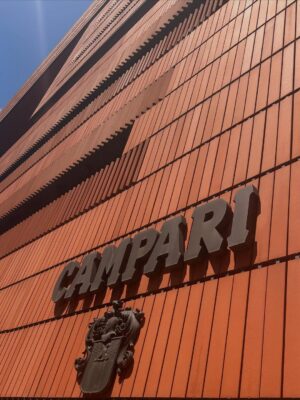 İlay Erkök Instagram - “Il Campari non è solo una bevanda. È il battito cardiaco rosso di Milano - parte di chi siamo.” ♥️ #ad @campariofficial 
•
#Campari #RedIcon #DrinkResponsibly 
•
Oggi è stata una grande visita di famiglia 😍🥹👸🏼
•
Siamo pronti per nuove avventure insieme? 💃