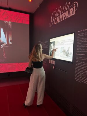 İlay Erkök Instagram - “Il Campari non è solo una bevanda. È il battito cardiaco rosso di Milano - parte di chi siamo.” ♥️ #ad @campariofficial 
•
#Campari #RedIcon #DrinkResponsibly 
•
Oggi è stata una grande visita di famiglia 😍🥹👸🏼
•
Siamo pronti per nuove avventure insieme? 💃