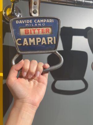 İlay Erkök Instagram - “Il Campari non è solo una bevanda. È il battito cardiaco rosso di Milano - parte di chi siamo.” ♥️ #ad @campariofficial 
•
#Campari #RedIcon #DrinkResponsibly 
•
Oggi è stata una grande visita di famiglia 😍🥹👸🏼
•
Siamo pronti per nuove avventure insieme? 💃