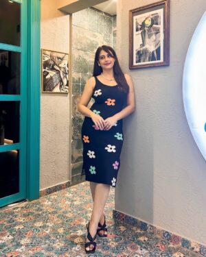 mehak sethi Instagram - Floral vibes 
Had an amazing dinner at @millerhousebarandkitchen ✨
Wearing @srstore09