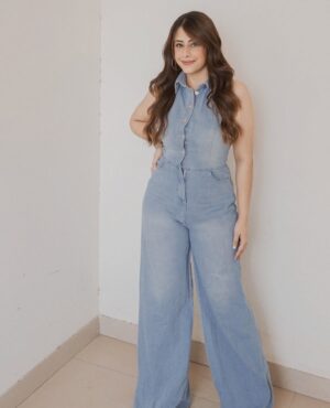 mehak sethi Instagram - No frills, just denim.”🩵
Wearing @srstore09