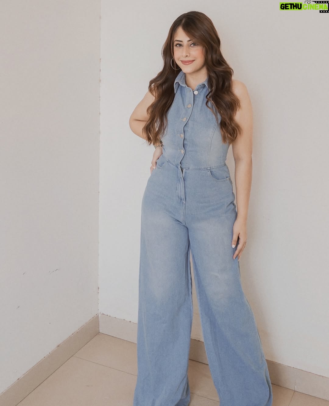 mehak sethi - 2.5K Likes - No frills, just denim.”🩵
Wearing @srstore09