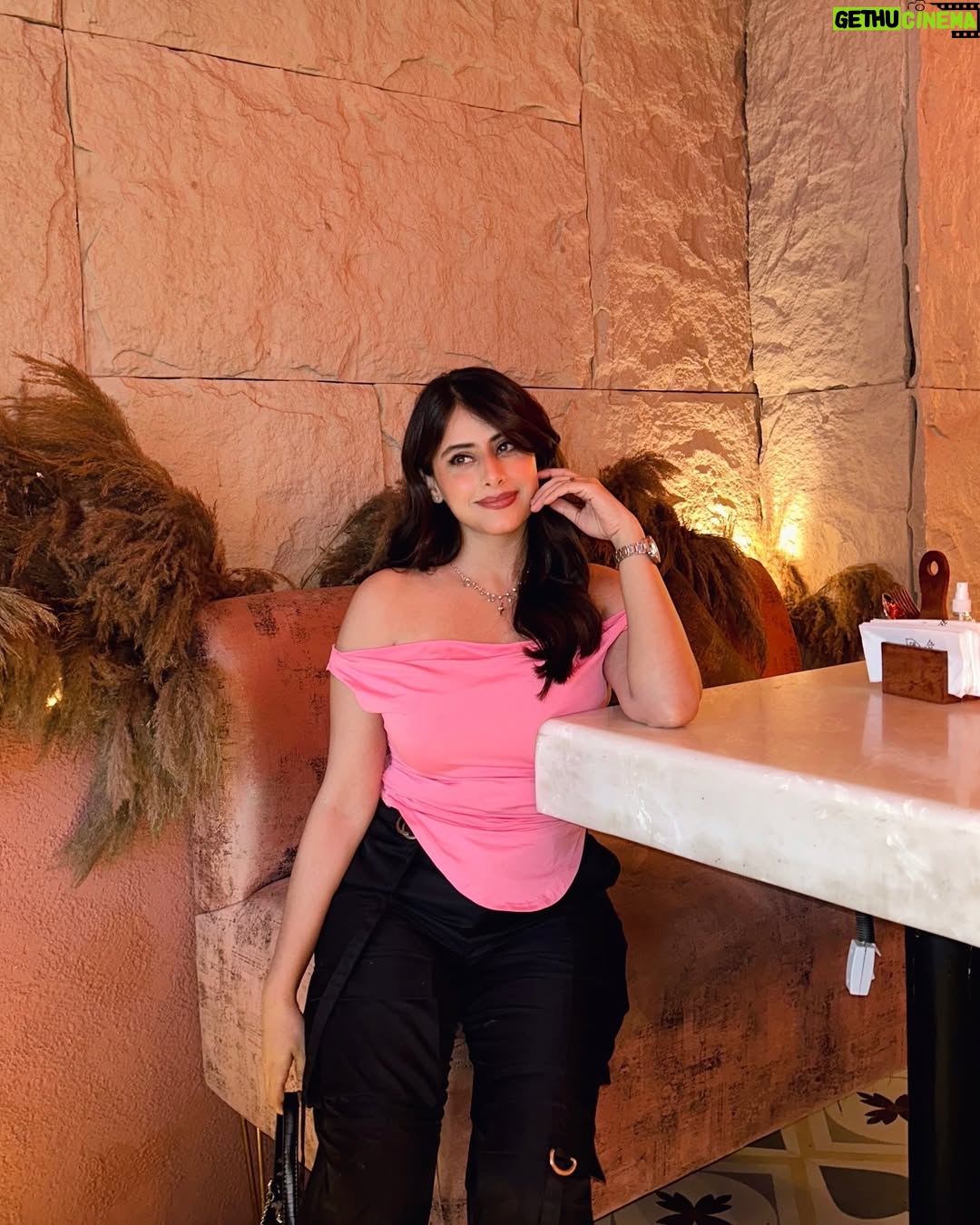 mehak sethi - 4.5K Likes - Pretty in pink 🩷
Wearing @srstore09 
📍- @penthouse.phd