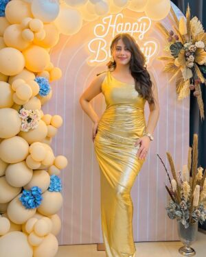 mehak sethi Instagram - Not over my birthday fit  from @erazzlondon and this setup from @floral_fiesta09 🖤
Can’t ask for a better way to celebrate. 🎉 #FeelingMyself #BirthdayVibes”