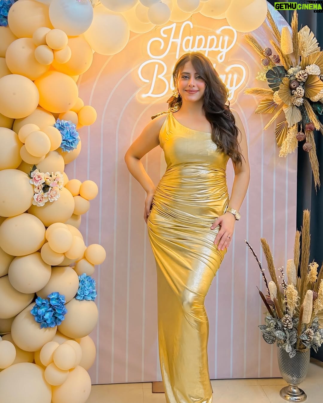 mehak sethi - 4.1K Likes - Not over my birthday fit  from @erazzlondon and this setup from @floral_fiesta09 🖤
Can’t ask for a better way to celebrate. 🎉 #FeelingMyself #BirthdayVibes”