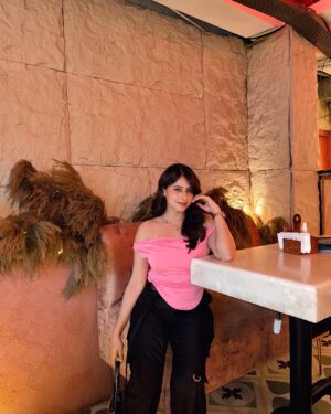 mehak sethi Instagram - Pretty in pink 🩷
Wearing @srstore09 
📍- @penthouse.phd