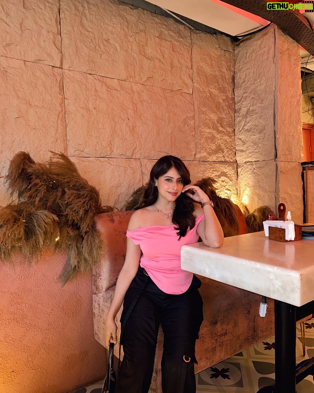 mehak sethi - 4.5K Likes - Pretty in pink 🩷
Wearing @srstore09 
📍- @penthouse.phd
