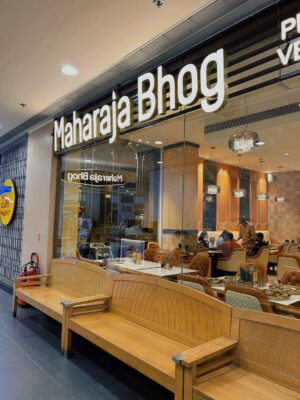mehak sethi Instagram - Had an amazing experience at @maharajabhogmumbai @teammaharajabhog ✨
Cheers to the delicious food and pretty ambience 🪞✨❤️
Dinning here was totally an experience …!!!