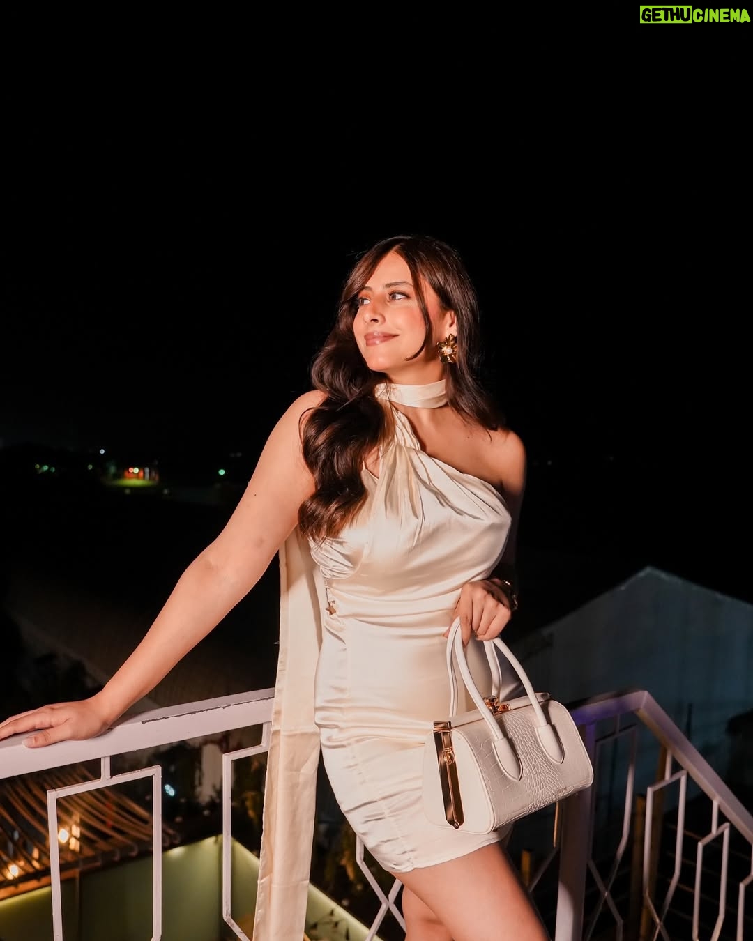 mehak sethi - 2.8K Likes - Because sometimes, less really is more. 🤍🤍
Wearing @srstore09 🤍
📍- @terrezacafeandbar ⭐️⭐️