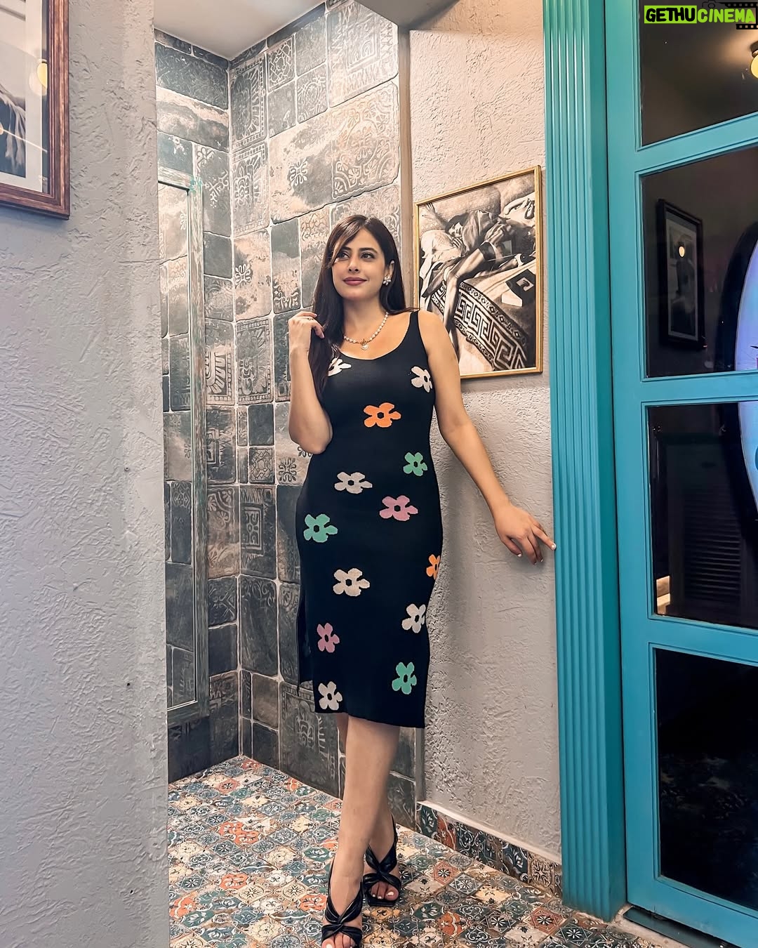mehak sethi - 4.1K Likes - Floral vibes 
Had an amazing dinner at @millerhousebarandkitchen ✨
Wearing @srstore09