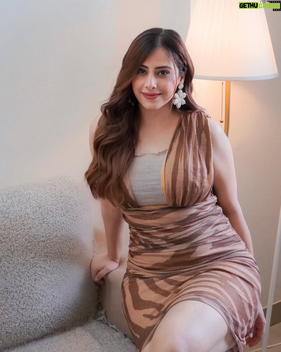 mehak sethi - 4.6K Likes - 50000 Shades Of Expresso ☕️
Wearing @srstore09
