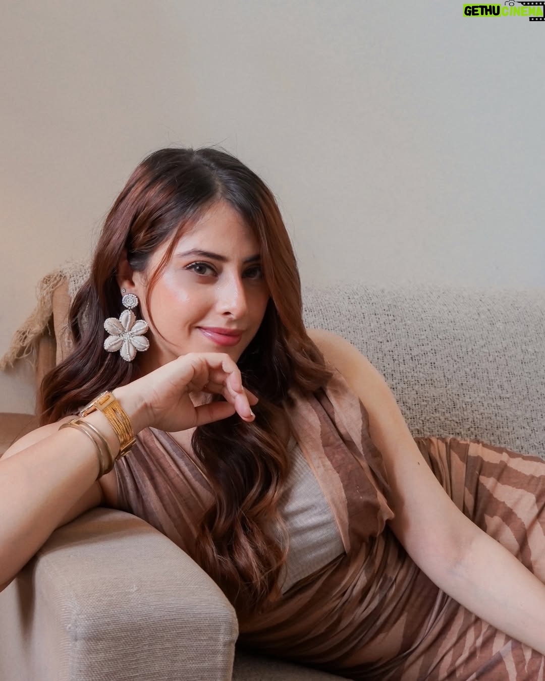 mehak sethi - 4.6K Likes - 50000 Shades Of Expresso ☕️
Wearing @srstore09