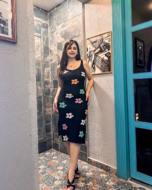 mehak sethi Instagram - Floral vibes 
Had an amazing dinner at @millerhousebarandkitchen ✨
Wearing @srstore09