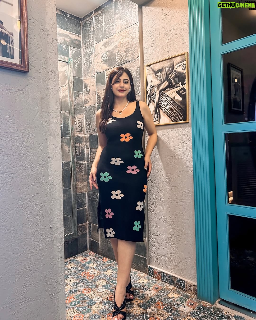 mehak sethi - 4.1K Likes - Floral vibes 
Had an amazing dinner at @millerhousebarandkitchen ✨
Wearing @srstore09