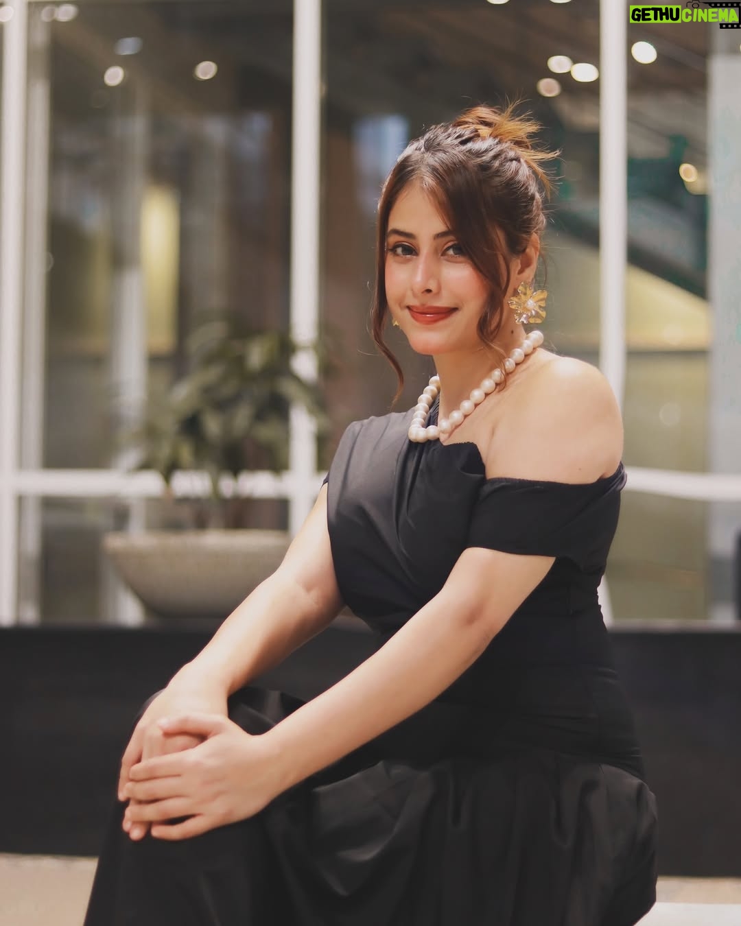 mehak sethi - 3.3K Likes - Back in black 🪞🖤
Wearing @srstore09