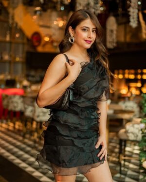 mehak sethi Instagram - Smiles for Miles 🖤🪞
📍- @lucylouallday
