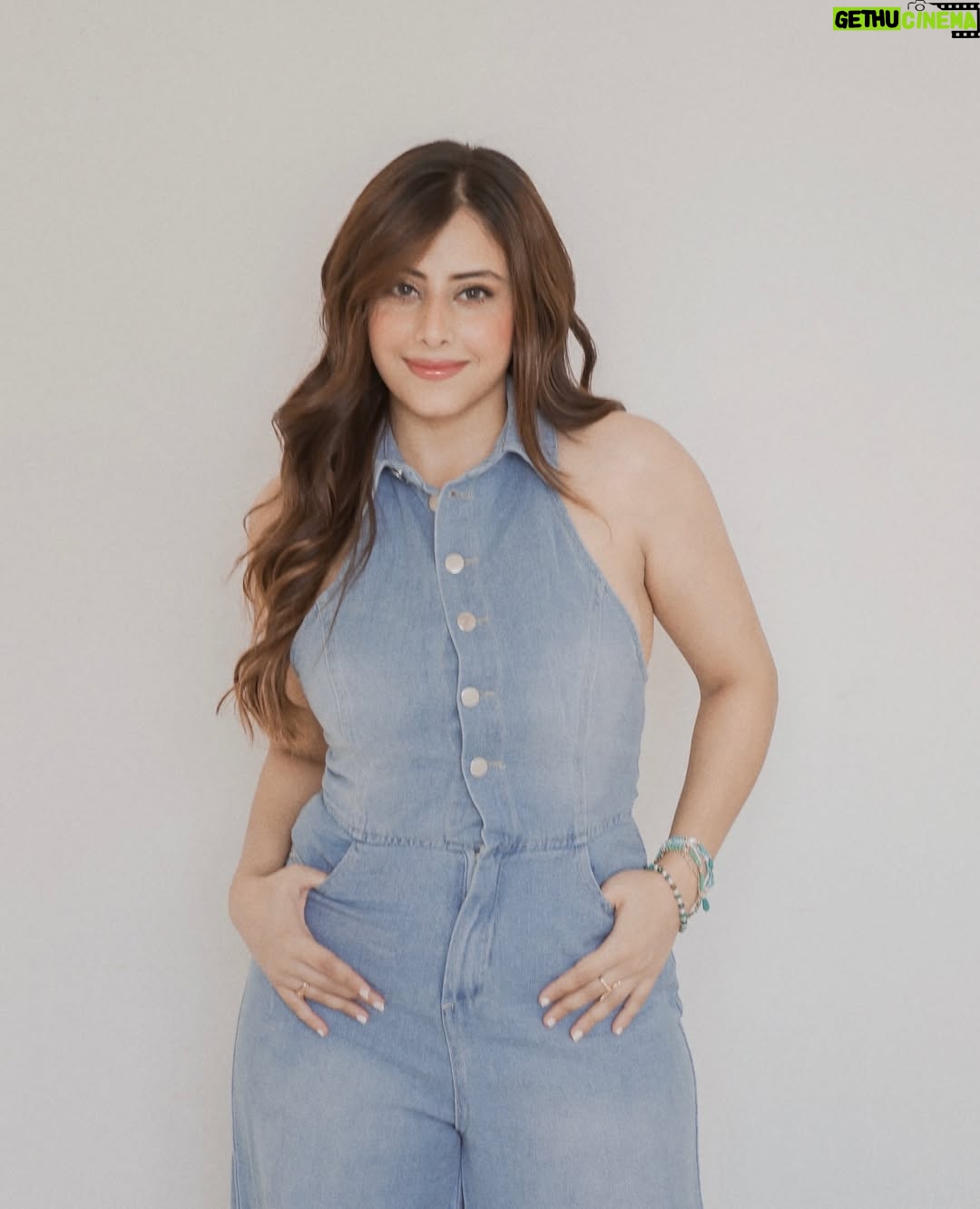 mehak sethi - 2.5K Likes - No frills, just denim.”🩵
Wearing @srstore09