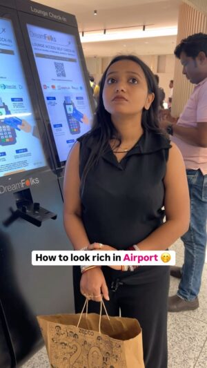 monalisha ghosh Instagram - Airport mein ameer dikhne ki ninja technic🤭
Tag karo apne garib dosto ko✅
#viral #comedy #airport #funny #reelitfeelit #reelkarofeelkaro