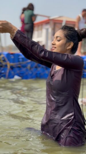 nishtha kesarwani Instagram - Kya apne dubki lagai Mahakumbh 2025 Prayagraj me.?🙏
.
.
.
#mahakumbh #kumbh #mahakumbh2025 #prayagraj #allahabad #nishtha #nishthadancer