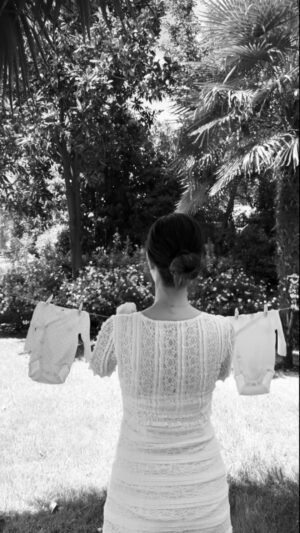 İrem Helvacıoğlu Instagram - Hayatımıza renk, neşe ve mucize getirecek olan küçük kalbin kim olduğunu açıklamanın zamanı… 🤗🎈Bakalım tahminler doğru mu ? 🩷💙